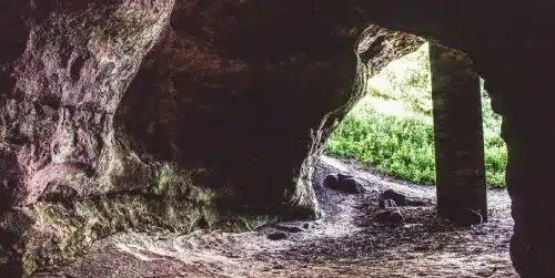 Passage entre ombre et lumière de la grotte isturitz oxocelhaya, révélant les formations rocheuses sculptées par le temps et l’histoire préhistorique.
