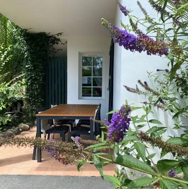 Terrasse couverte et fleurie d’un cottage 2 à 4 personnes au Pays Basque