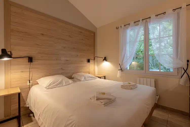 Chambre avec lit double d’un cottage 6 à 8 personnes au Pays Basque