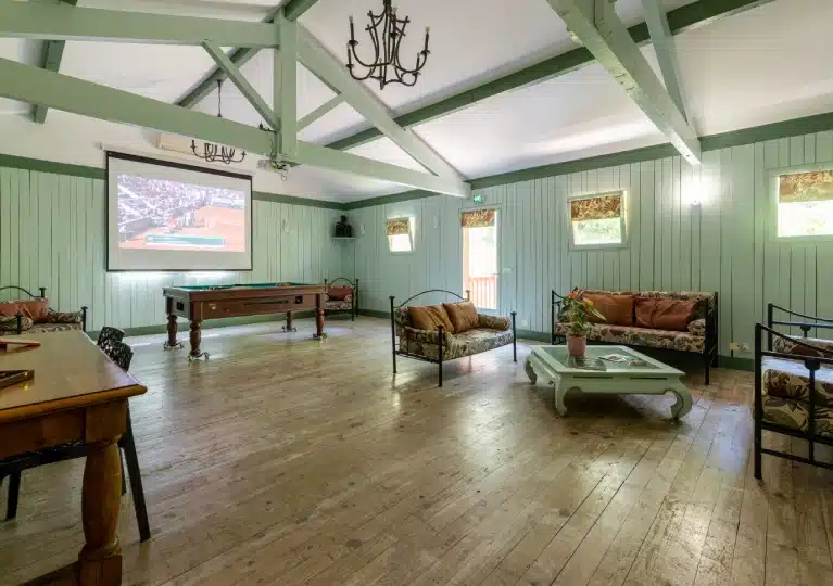une salle modulable pour votre séjour en groupe au Pays Basque
