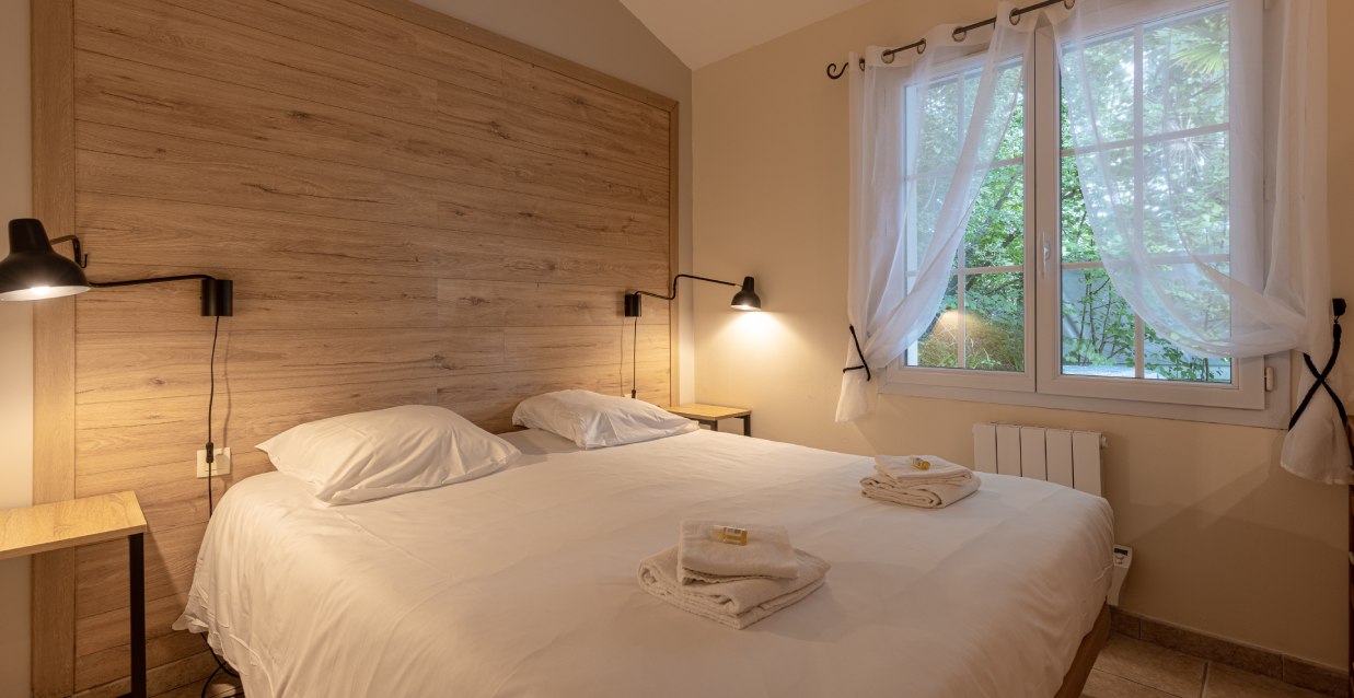 chambre du bas tête de lit en bois T4