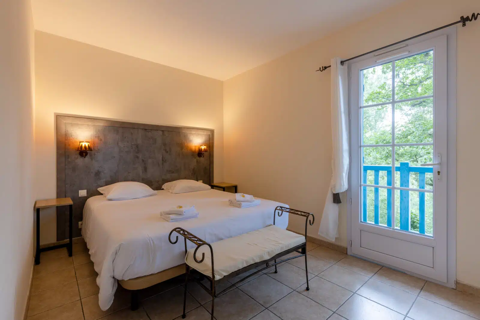 chambre tête de lit grise au locatif Pays Basque