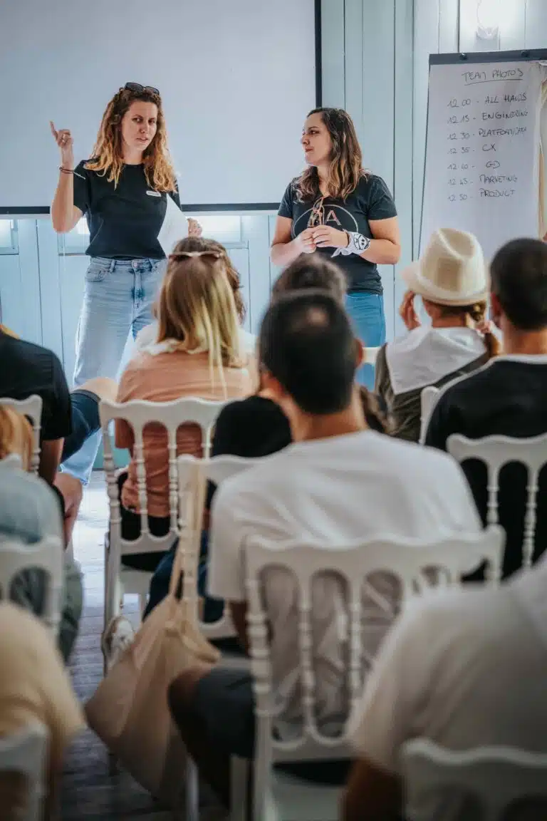 Réunion plénière en salle de séminaire aux Collines Iduki