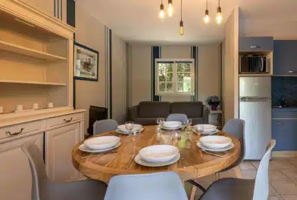 Espace de vie lumineux et moderne dans un appart-hôtel du Pays Basque, offrant une ambiance chaleureuse.