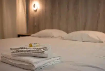 domaine pour mariage avec hébergement au Pays basque. Chambre confortable