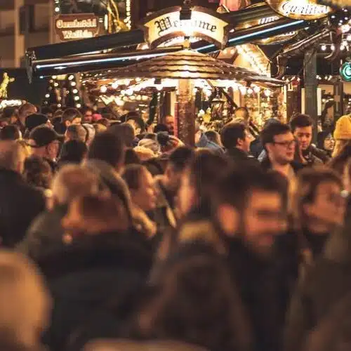 Marché de Noël au Pays Basque, illuminé par des guirlandes scintillantes et décorations festives.