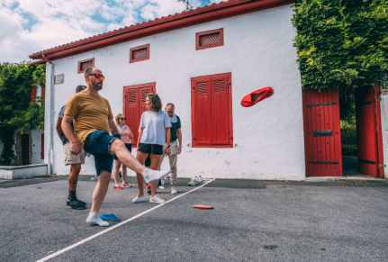 Moment ludique de team-building au Pays Basque : des participants engagés dans un jeu dynamique.