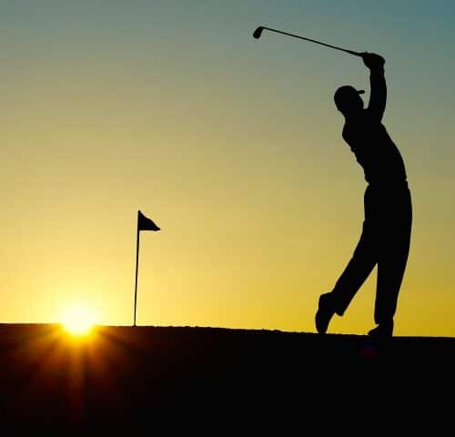 Parcours de golf au cœur du Pays Basque, offrant une vue imprenable sur les collines verdoyantes .