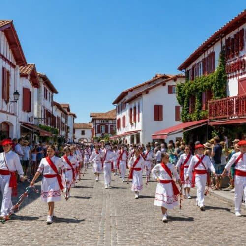 Défilé des confréries et danses basques lors de la Fête du piment d'Espelette au Pays Basque